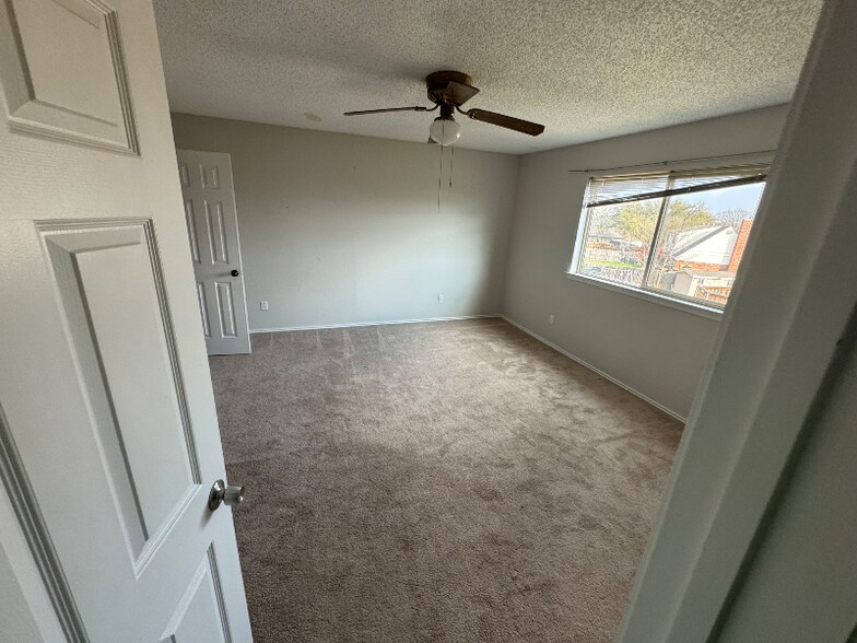 Building Photo - 3905 Picato Dr