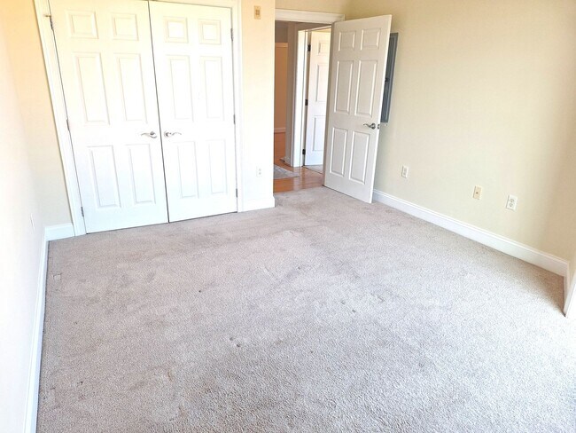 Building Photo - 3 bedroom/ 2 bathroom- Bennington on the Park