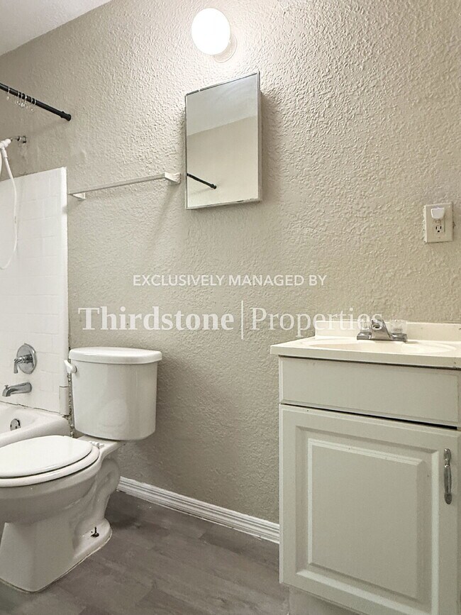 Building Photo - 1437 W 26th St