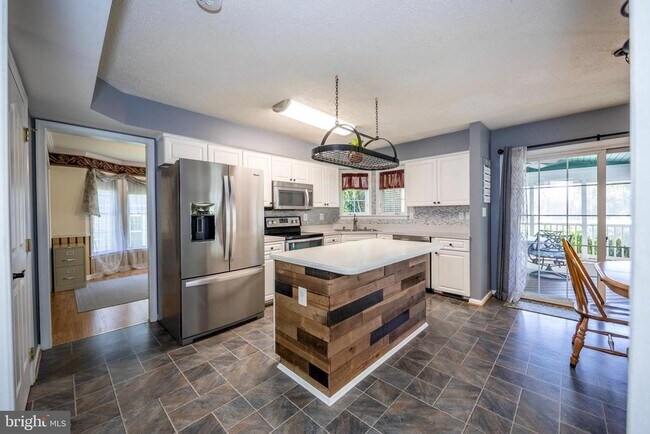 Building Photo - 740 Hickory Limb Cir