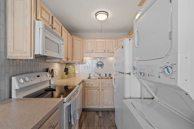 Building Photo - 8743 Thomas Dr