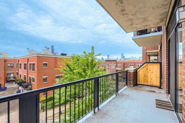 Building Photo - 811 W 15th Pl