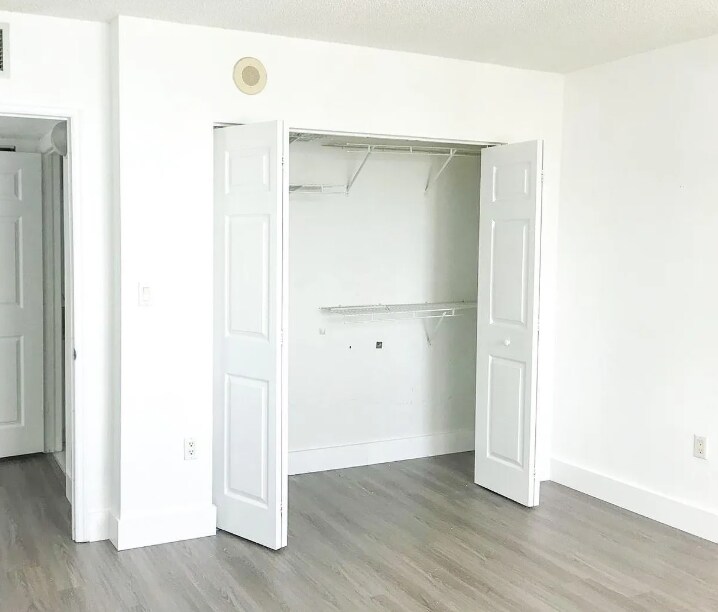 Building Photo - 1155 Brickell Bay Dr