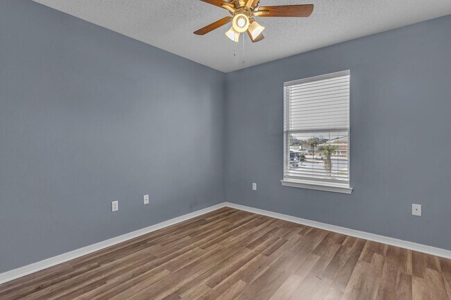 Building Photo - Destin 3 Bedroom Townhome with a Garage!