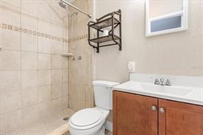 Building Photo - FOR RENT!!! CHARMING AND COZY 3 BEDROOM 2 ...