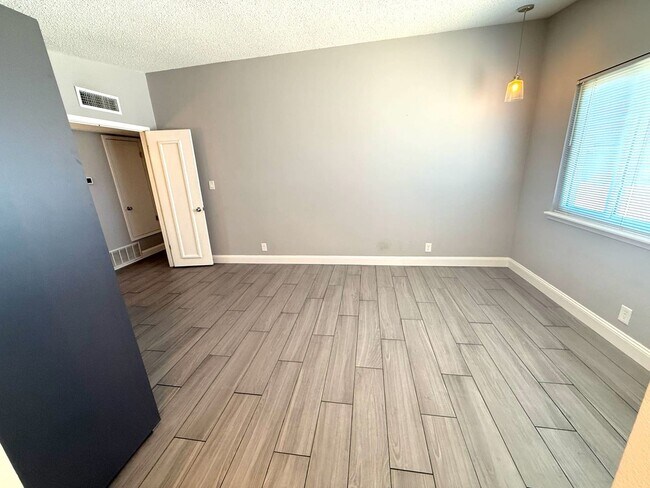 Building Photo - Charming 3 bedroom in NE Albuquerque. Osuna/San Pedro area near San Mateo. Refrigerated Air! 2 Ca...