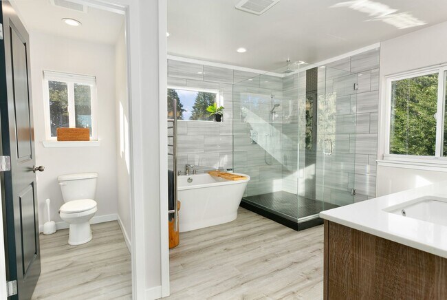 Building Photo - Gorgeous House in a Family-Friendly neighb...