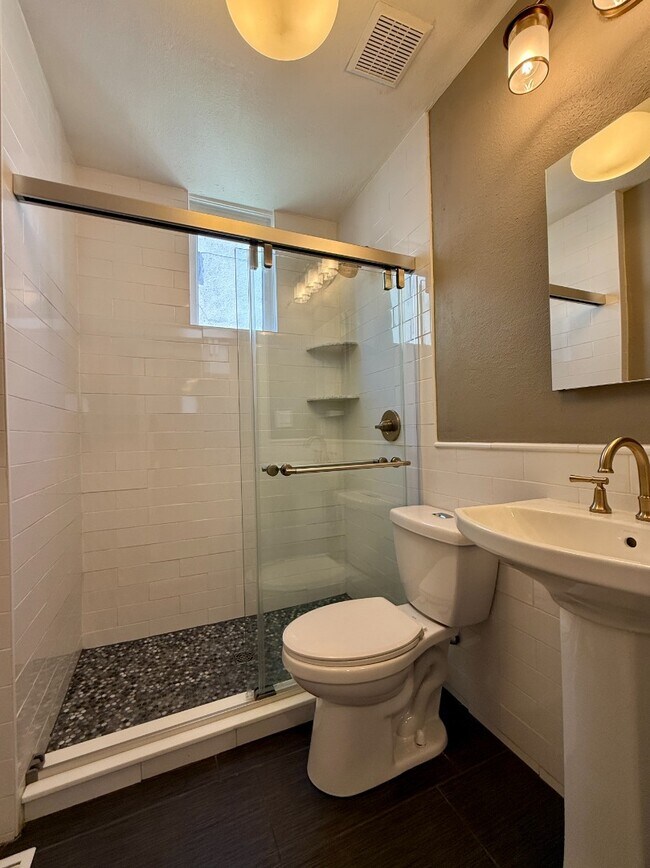 Building Photo - Charming unit for rent in Wash Park!
