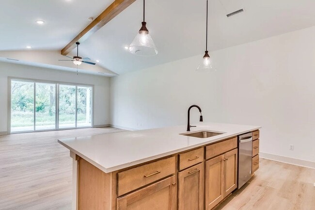 Building Photo - Beautiful and Modern 2 Bedroom