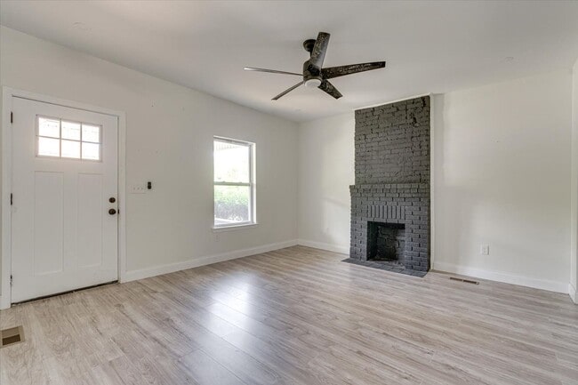 Building Photo - Spacious 4-Bedroom Home in Quiet Neighborh...