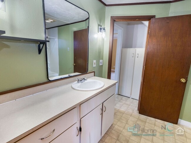 Building Photo - $500 OFF Special - Beautiful 4 Bed/1 Bath Home in Astoria