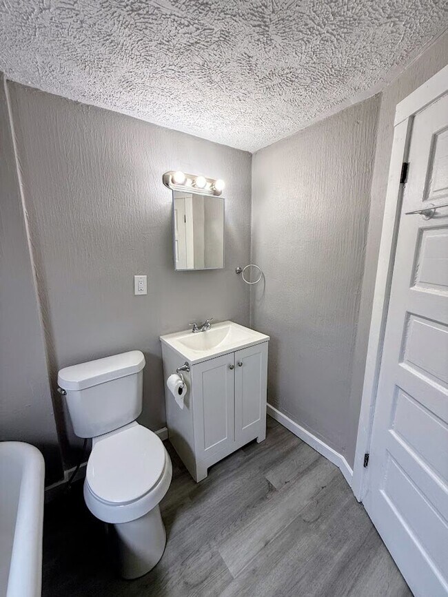 Building Photo - 4 Bedroom 1 Bathroom Single Family Home for Rent!