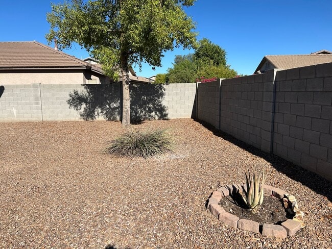 Building Photo - BEAUTIFUL ROYAL RANCH!