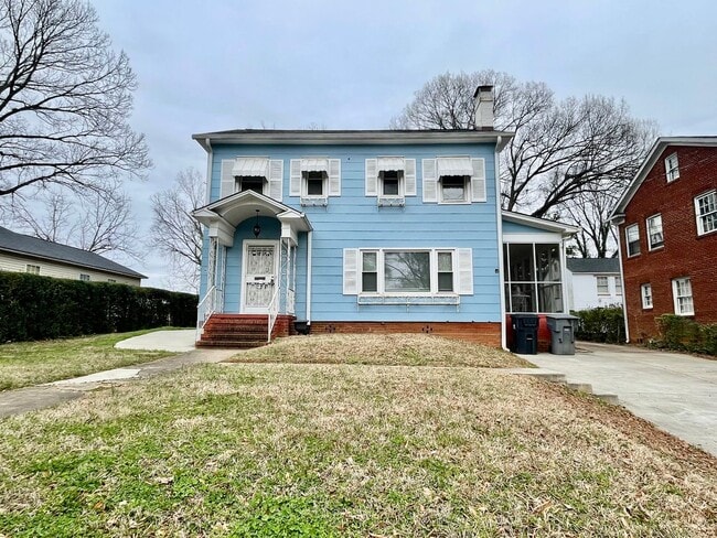 Building Photo - Welcome to this charming 4-bedroom, 2-bathroom home located in the vibrant city of Charlotte, NC