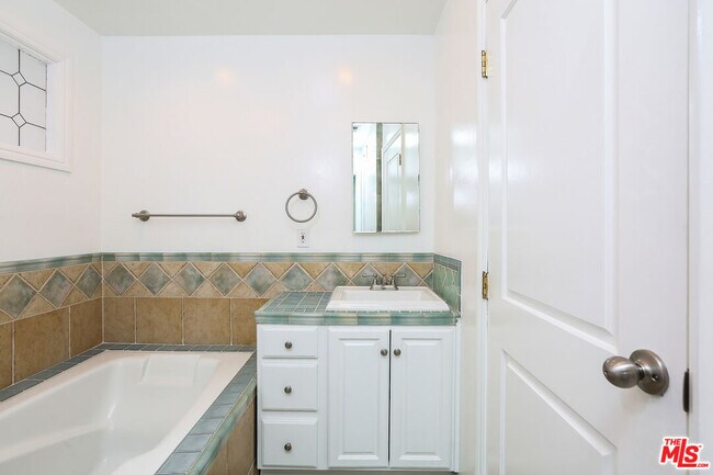 Building Photo - 252 Hampton Dr