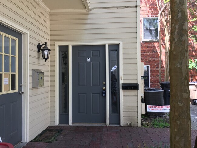 Building Photo - Pensacola - Downtown - 2 bedroom, 2 bathroom - water and sewer included