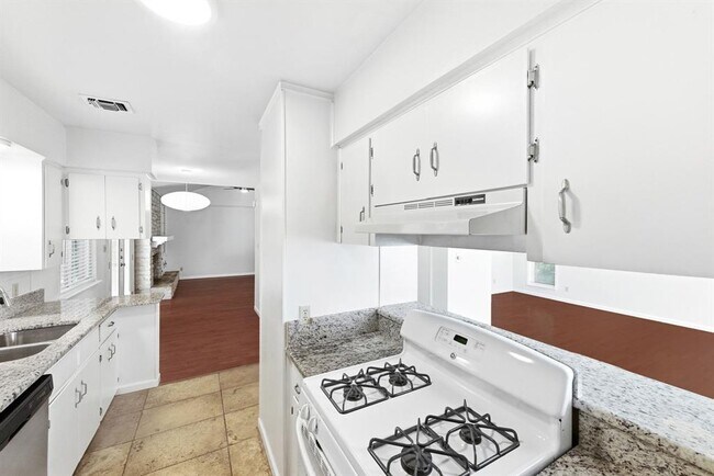 Building Photo - 6210 Shadow Valley Dr