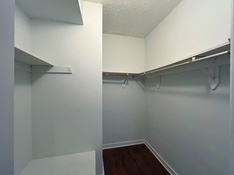 Building Photo - 3727 N Pine Grove Ave