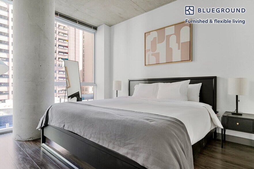 Building Photo - 215 W Lake St