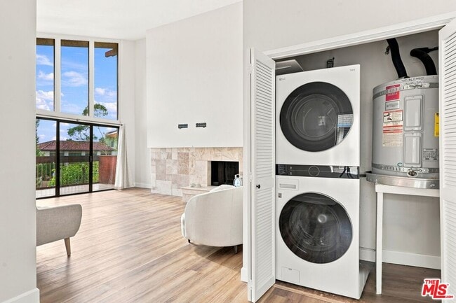 Building Photo - 2322 Palos Verdes Dr W
