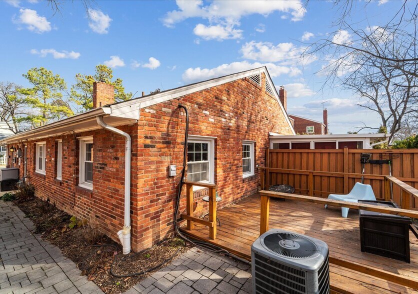 A large backyard has a deck for all your BBQing needs - 706A W Glebe Rd