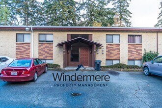 Building Photo - Windermere PM: 2 bedroom/2 bath condo