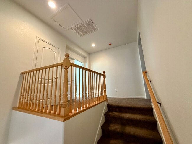 Building Photo - Lovely, large 4 bedroom