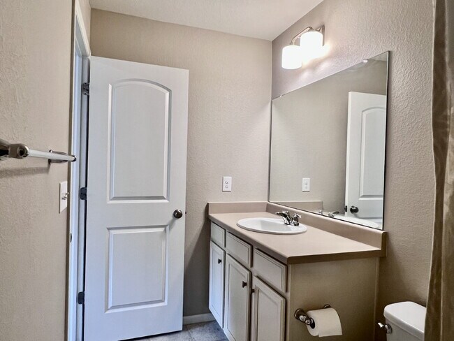 Building Photo - Beautifully Maintained 4BR/3.5BA Townhome with Finished Basement in Prime Aurora Location w/2-Car...