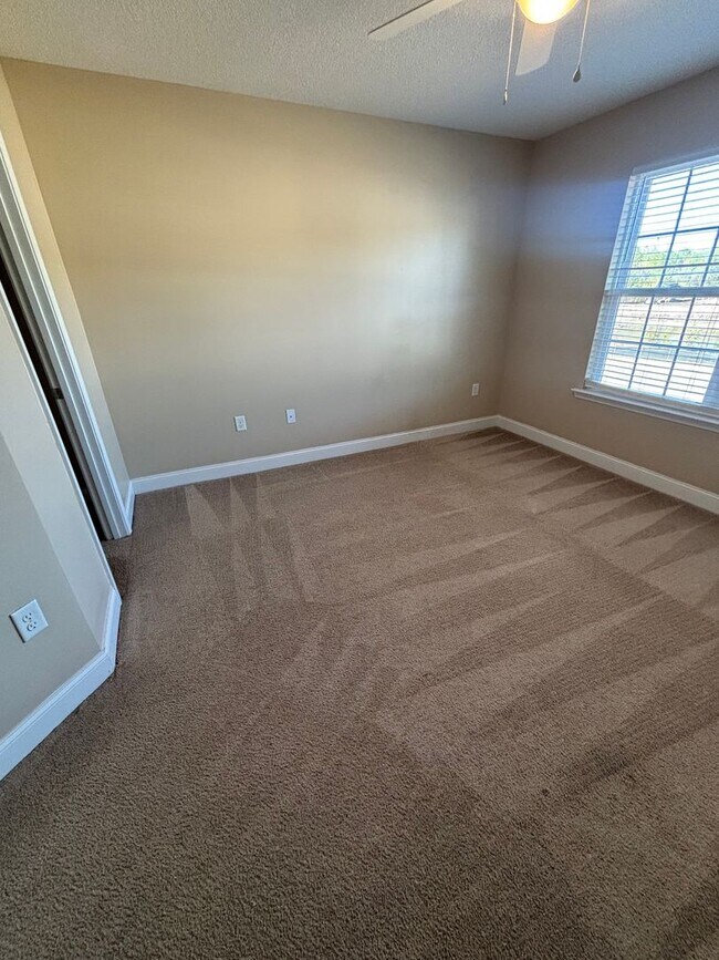 Building Photo - AVAILABLE NOW!