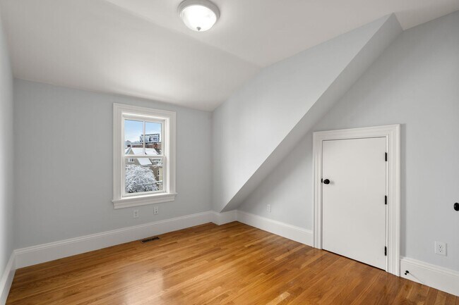 Building Photo - Amazing 3 bed 3 bath in Allston