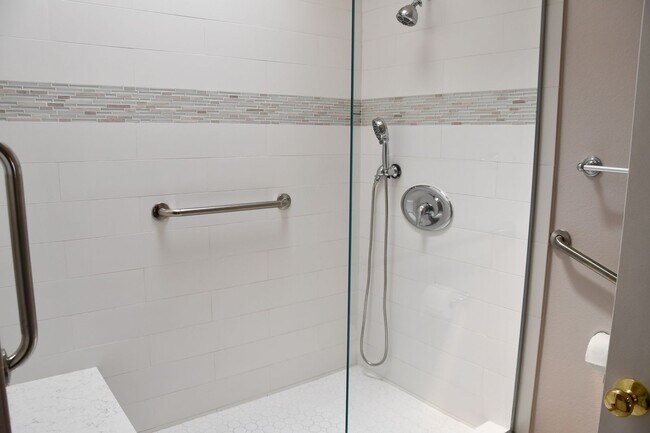 Building Photo - Newly remodeled and updated