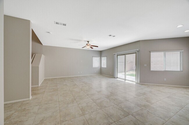 Building Photo - Beautiful DR Horton Home in Centennial Hil...