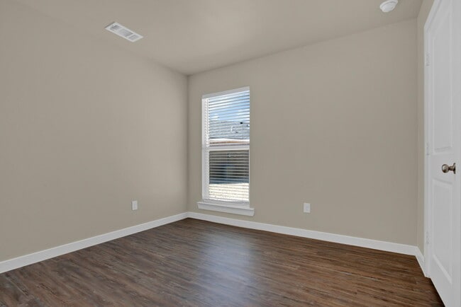 Building Photo - 402 E 30th St