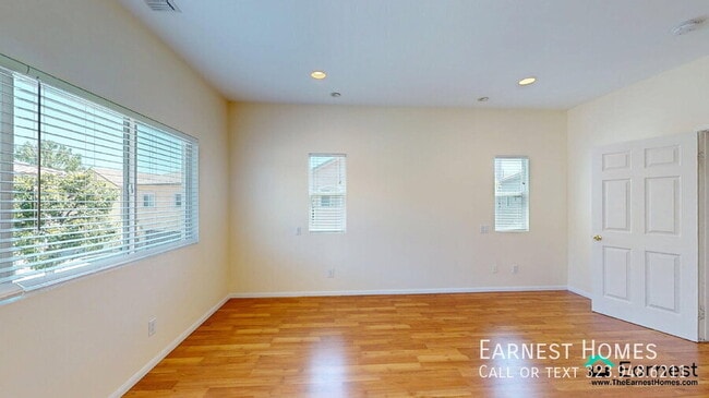 Building Photo - 20300 Vanowen St