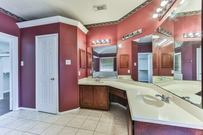 Building Photo - 8811 Earnestwood Dr