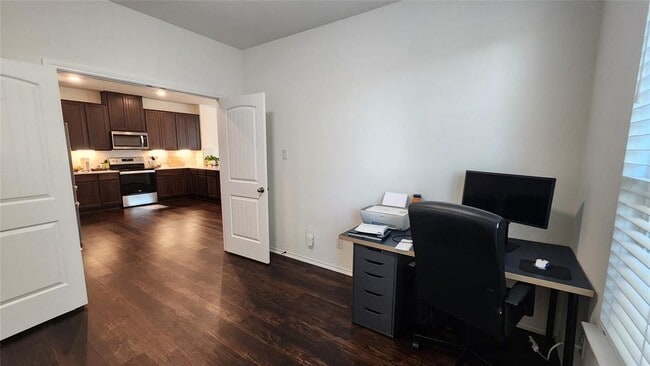 Building Photo - 402 Parrot Tulip View