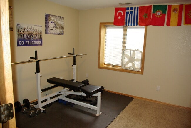 Building Photo - 6bed/4bath oversized 2 car garage fenced in back yard Cheyenne Mountain School District