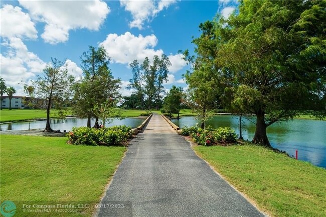 Building Photo - 9220 S Hollybrook Lake Dr