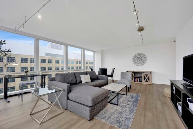 Building Photo - 340 W Diversey Pkwy