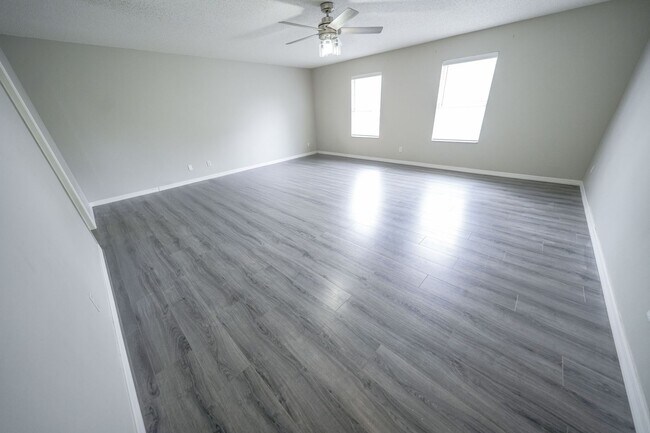 Building Photo - SPACIOUS 4 BEDROOM 2.5 BATH TWO STORY CLERMONT HOME