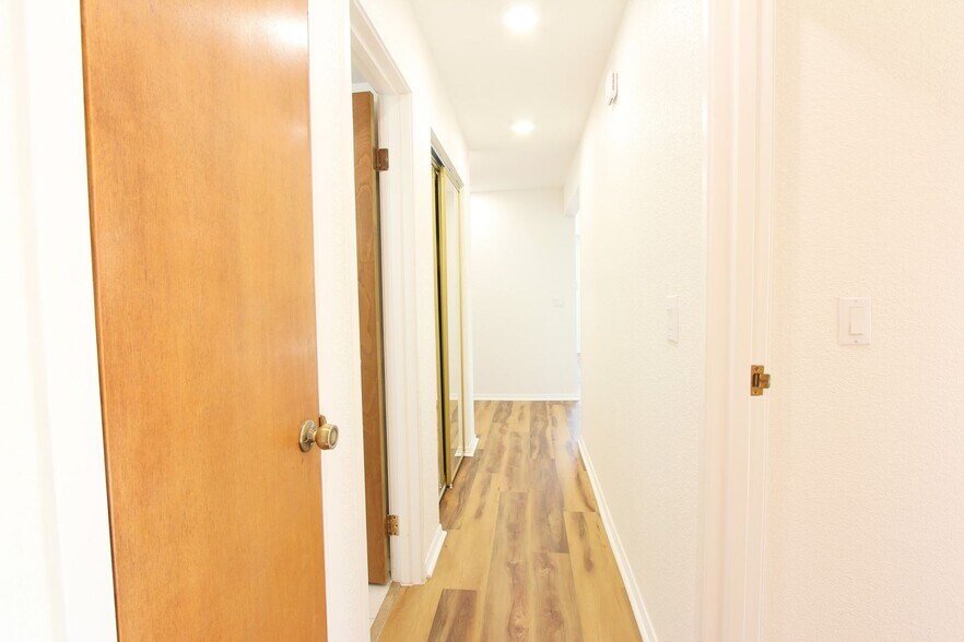 Building Photo - 600 Manhattan Dr