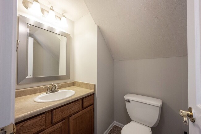 Building Photo - "Spacious 4-Bedroom Retreat with 2.5 Baths...