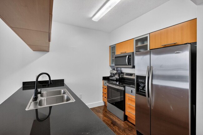 Building Photo - 1750 N Bayshore Dr