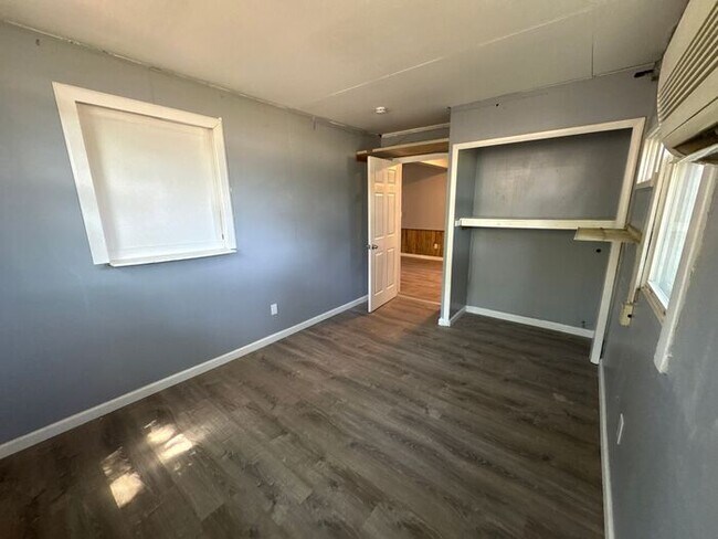 Building Photo - Recently renovated 4 bed/1 bath!