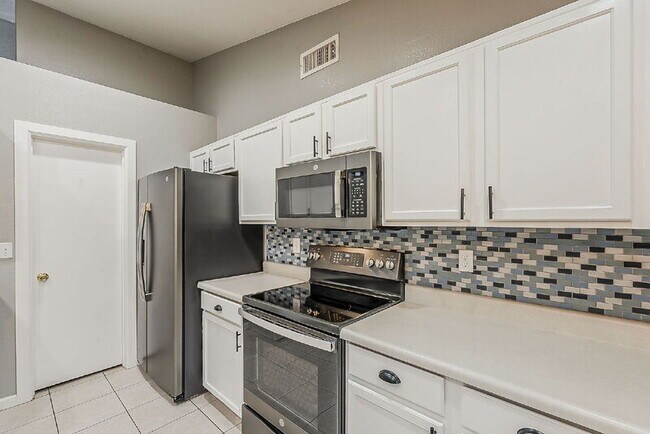Building Photo - 841 N Hillridge
