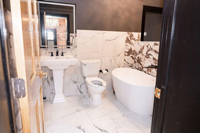 Building Photo - 275 S Limestone