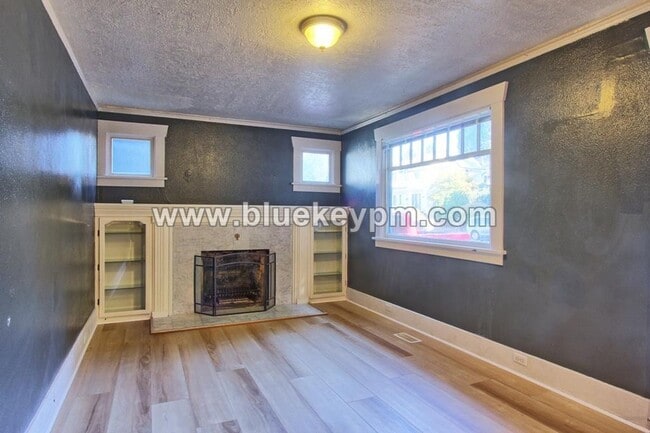 Building Photo - 3 Bed, 2 Bath Craftsman Home on Dead End R...