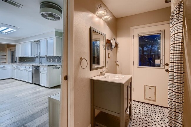 Building Photo - 5019 Oak Forest Dr