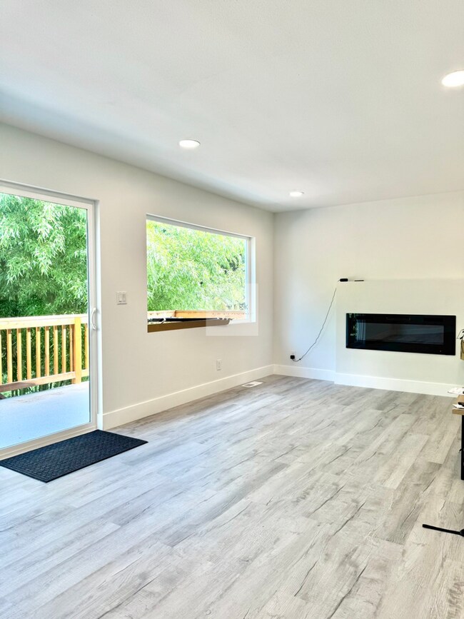 Building Photo - Updated 2 Bed, 1 Bath | South Beacon Hill | Private Patio + Parking