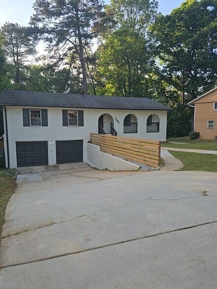 Building Photo - 2347 Greenway Dr